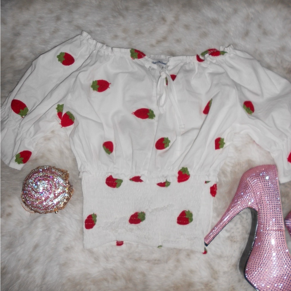 Strawberry embroidered puff sleeve white smocked top